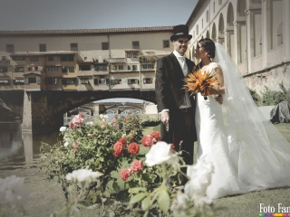 Sposi davanti Ponte Vecchio